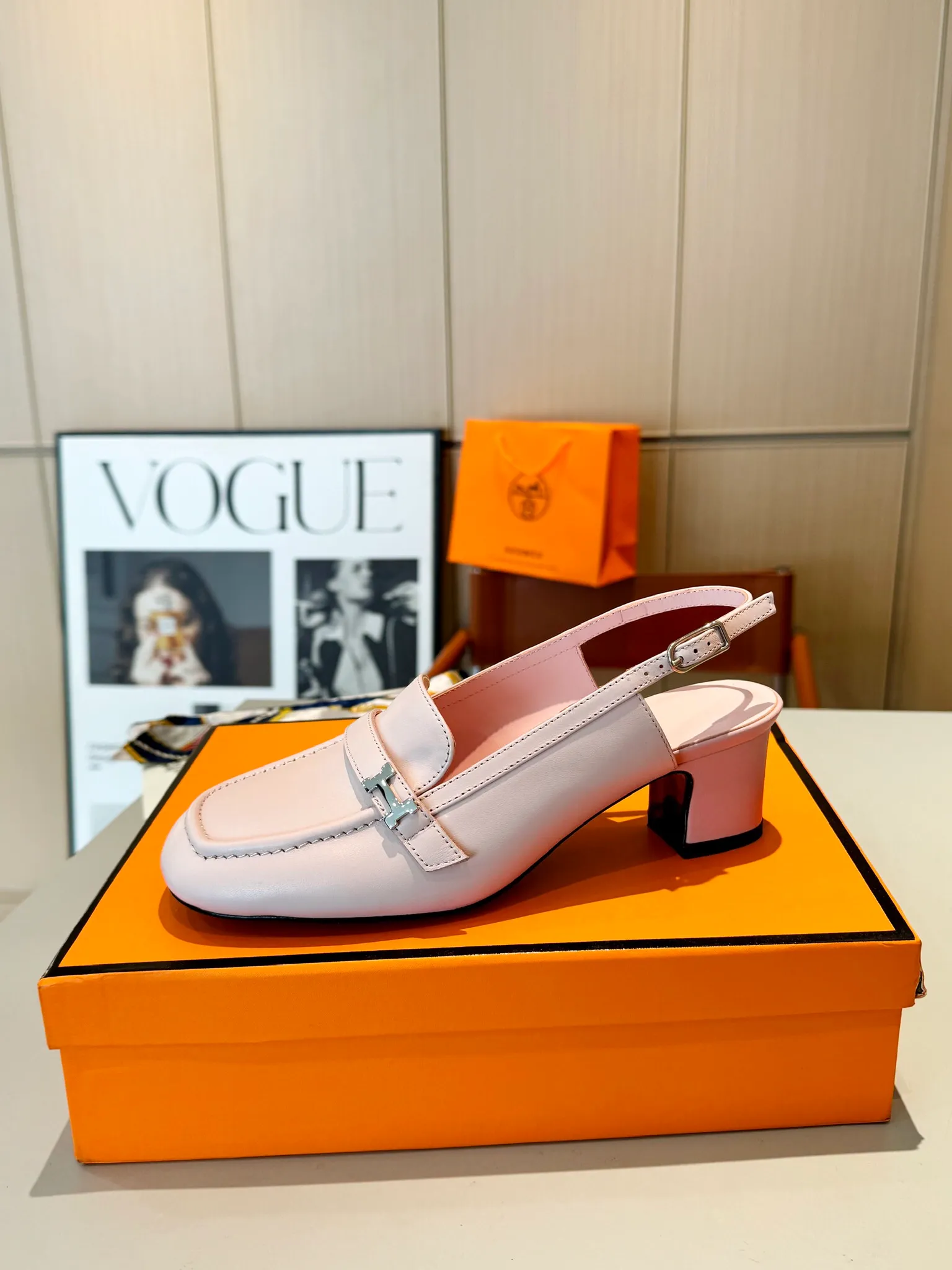👟👟Ex-factory price 520👟👟 Hermes Groupie square-toe H-buckle mules, half-drag high heels and flat heels; the foot feel at the counter is invincible, groupie Mule shoes are made of h-buckle canvas and calfskin with mini silver Paris shoe buckles and contrasting piping. They are super beautiful in real life. Upper: imported original calfskin/original molded fabric. Lining: sheepskin. Outsole: Italian genuine leather outsole. Original packaging. Heel height: 5cm and 2 types of flat heel. Size: 35-41 (customized in size 42). Color: 6 colors.